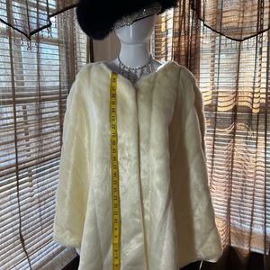 Women’s Ms. Design Collection white faux fur cape (Never worn) Size 2X